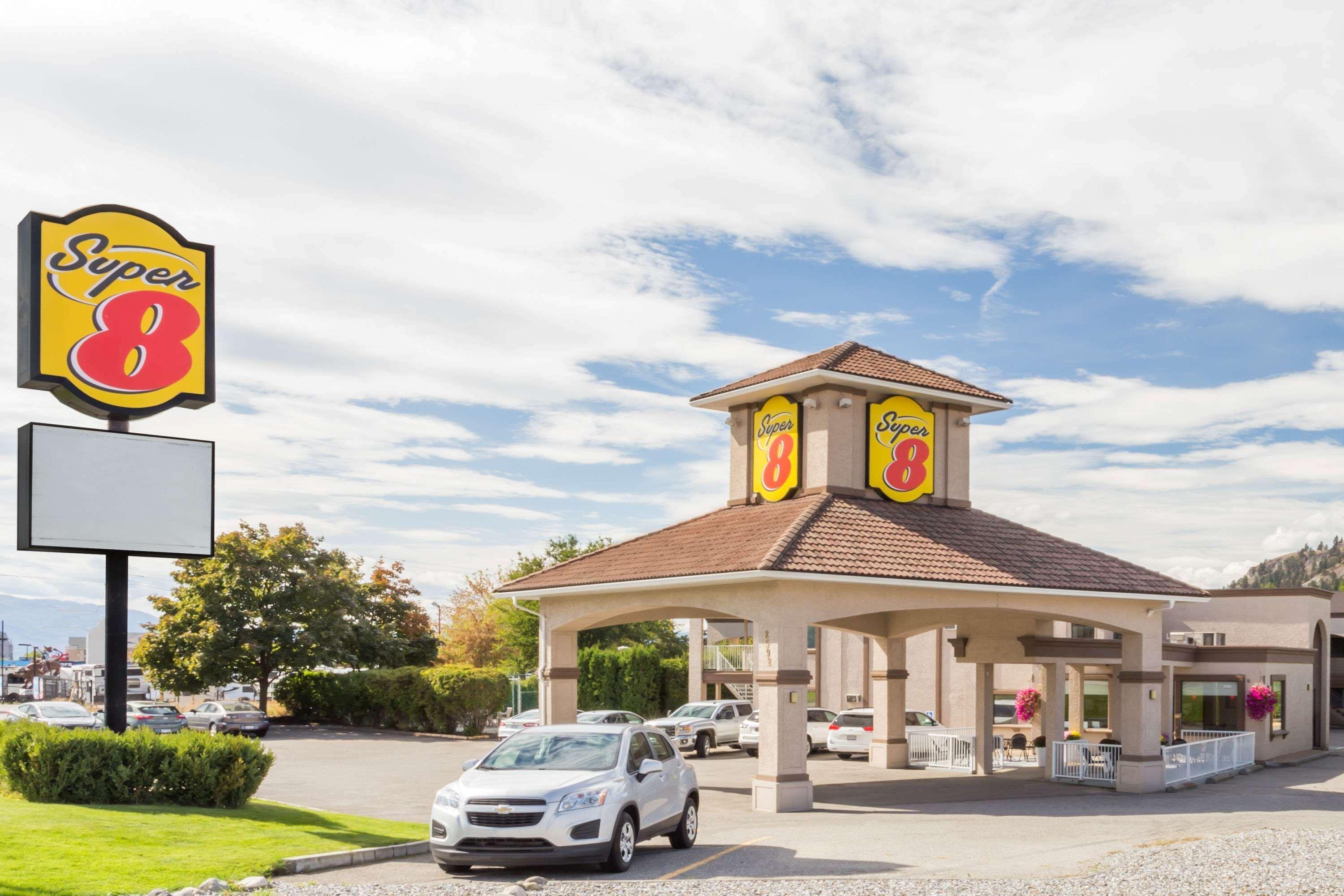 Super 8 By Wyndham Kelowna Bc Exteriér fotografie