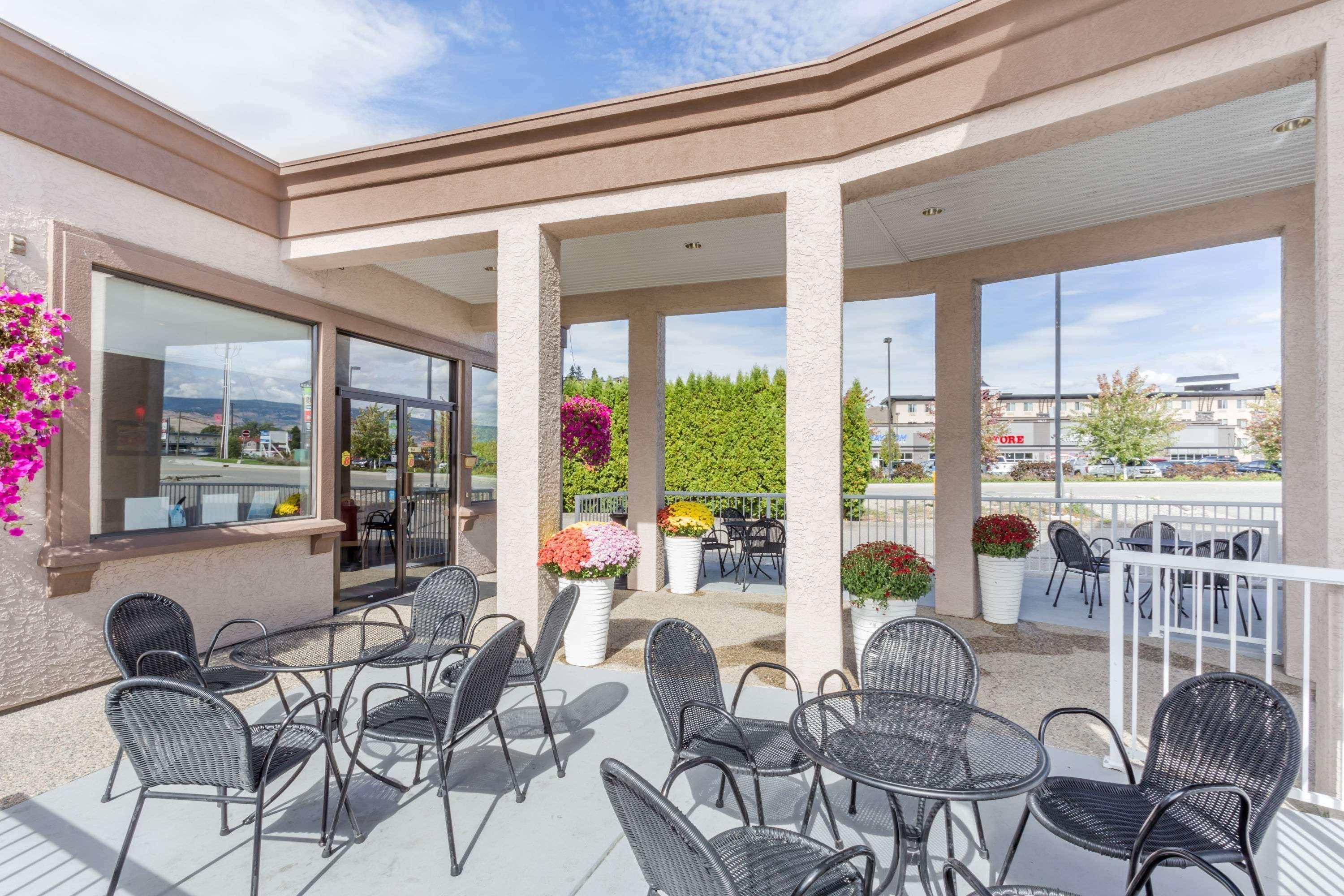 Super 8 By Wyndham Kelowna Bc Exteriér fotografie