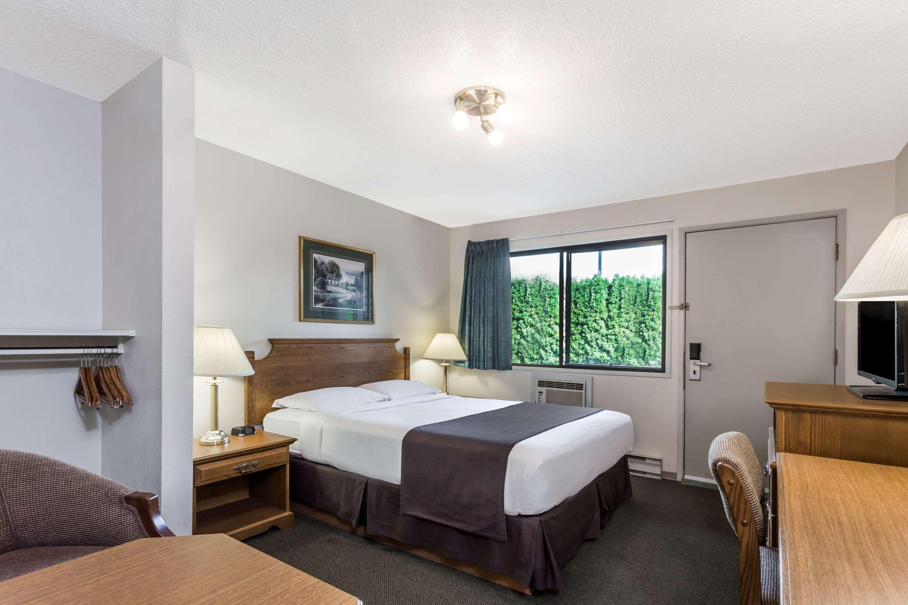Super 8 By Wyndham Kelowna Bc Exteriér fotografie