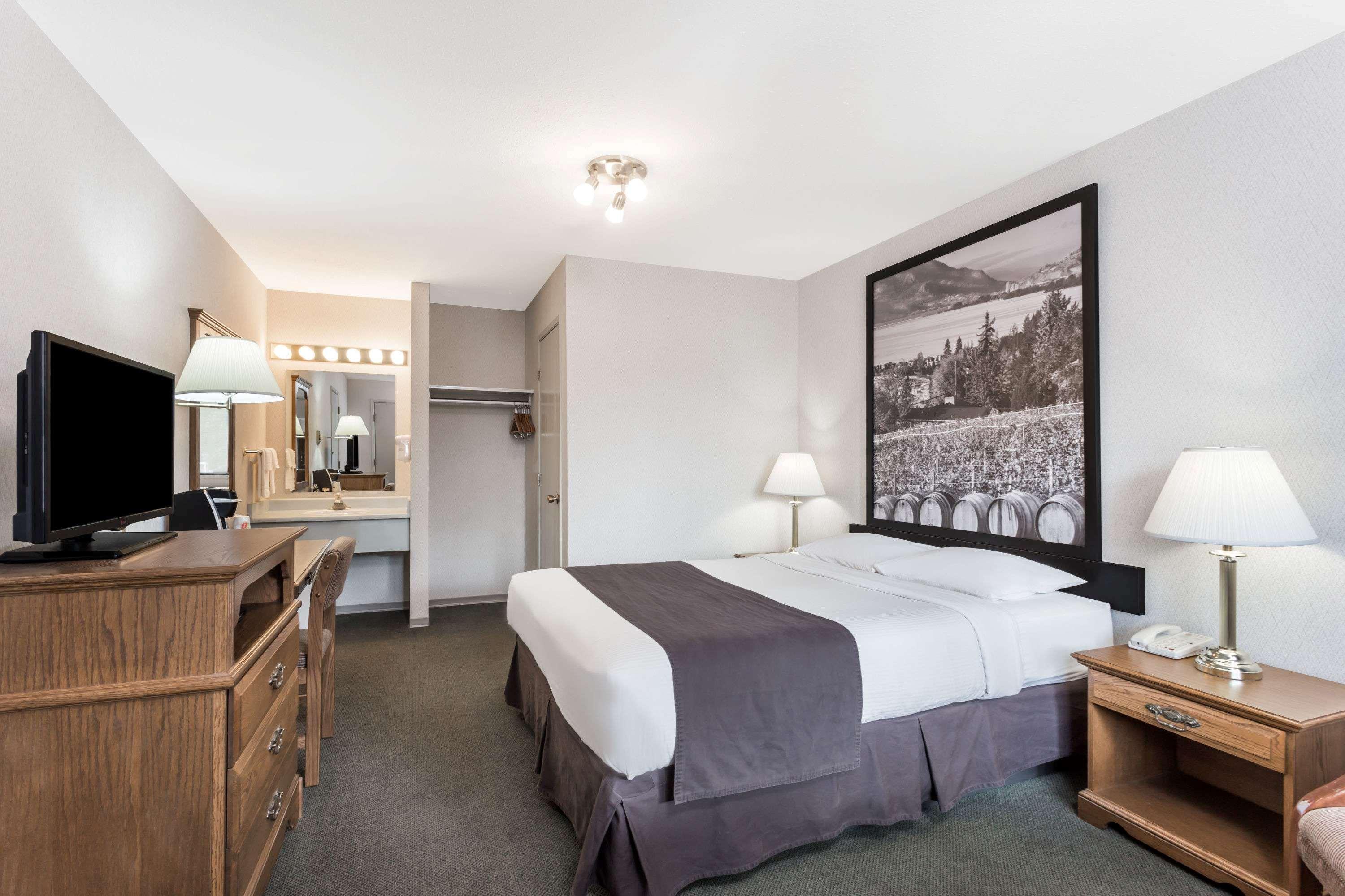 Super 8 By Wyndham Kelowna Bc Exteriér fotografie