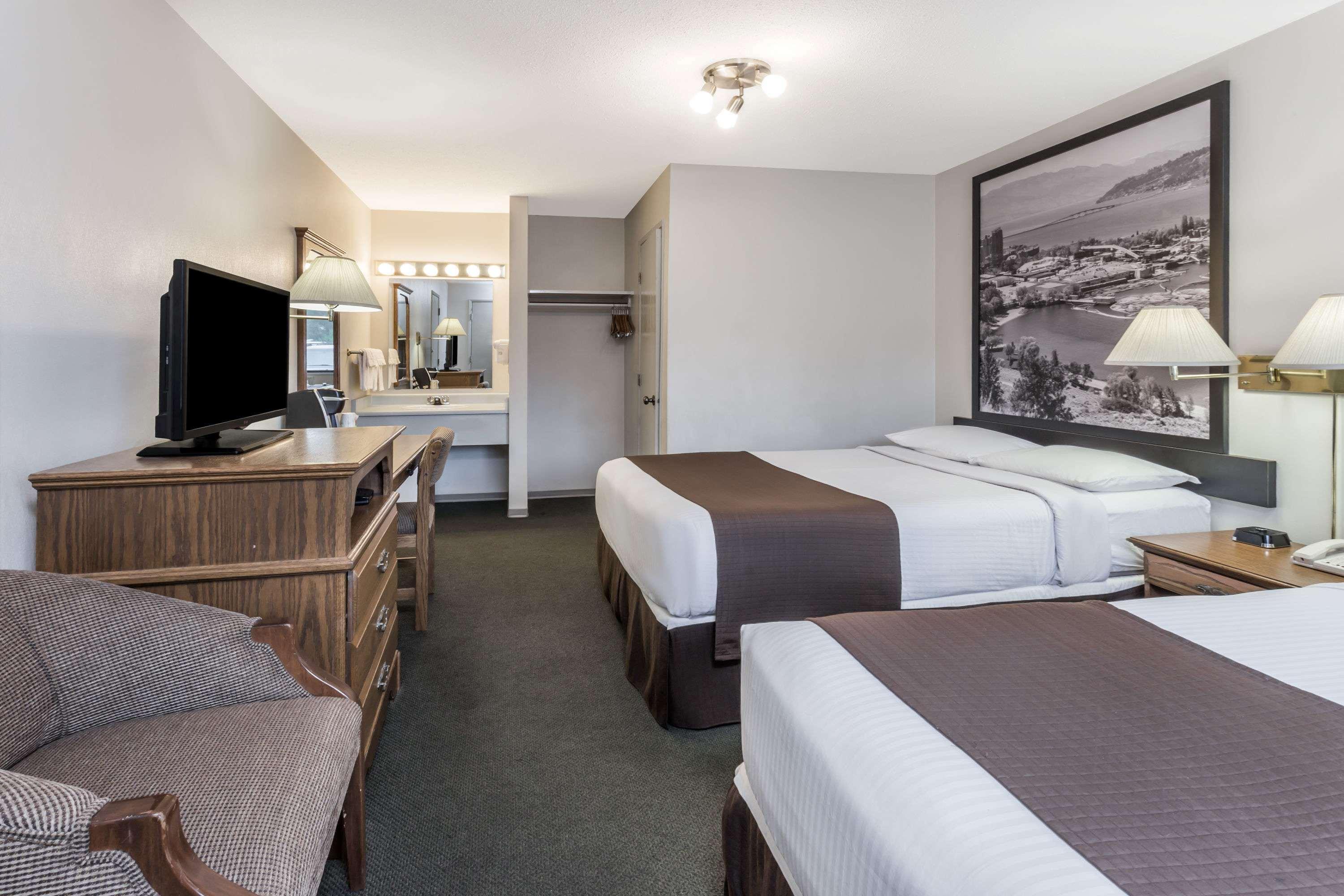 Super 8 By Wyndham Kelowna Bc Exteriér fotografie