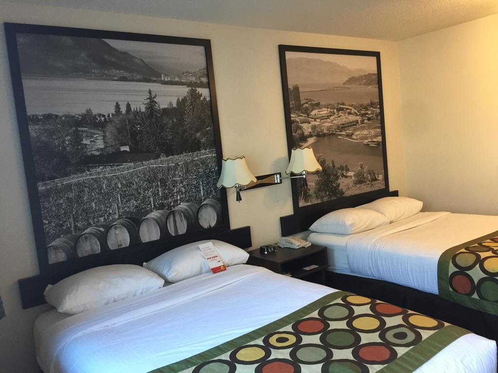Super 8 By Wyndham Kelowna Bc Exteriér fotografie