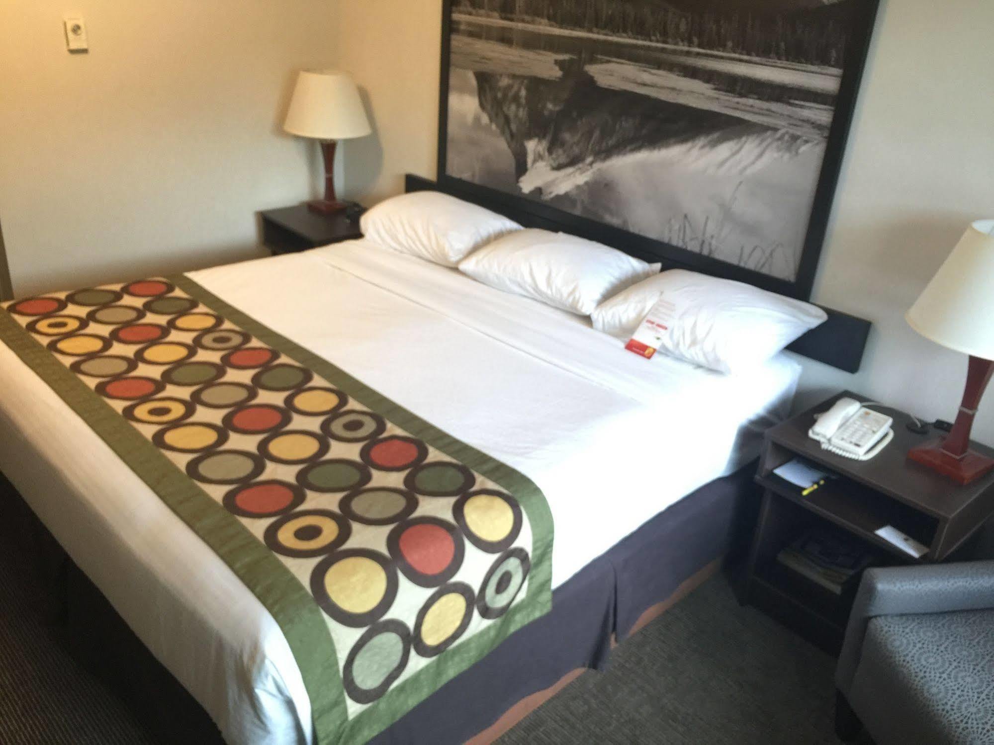 Super 8 By Wyndham Kelowna Bc Exteriér fotografie